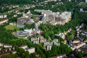 Luftaufnahme Übersicht Campus Griffenberg, Bergische Universität Wuppertal – Gebäude und Grünflächen.