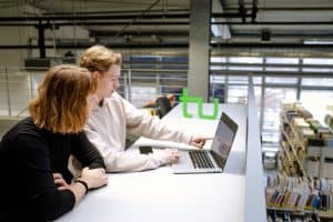 Zwei Studierende lernen am Laptop in der Bibliothek der TU Dortmund