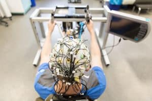 Proband mit Neuronenkappe während einer sportwissenschaftlichen Testung