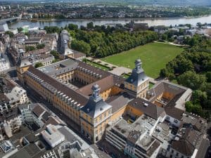 Hauptgebäude der Universität Bonn aus der Vogelperspektive von der Stadt aus