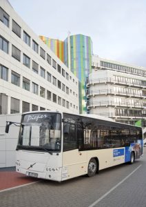 Shuttlebus mit Uni Duisburg-Essen-Logo.