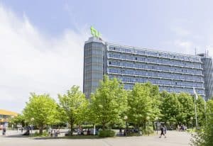 Martin-Schmeißer-Platz an der TU Dortmund mit dem Mathetower im Hintergrund