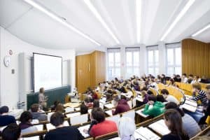 Studierende in einem Hörsaal der Universität zu Köln