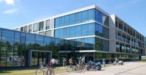 Blick auf Studierende am Campus Gelsenkirchen der Westfälischen Hochschule bei gutem Wetter.