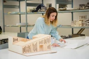 Architekturstudentin beim Entwerfen