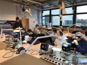 Schüler:innen im Workshop zur Sensortechnik im hochschuleigenen Labor