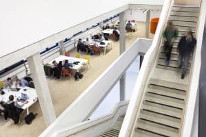 Arbeitsplätze und Treppenhaus am Campus Lippstadt der Hochschule Hamm-Lippstadt