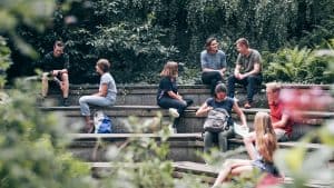 Studierende auf Steintreppe im Botanischen Garten am Standort Höxter