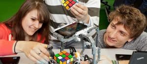 Studierende lösen eine Programmieraufgabe mit Rubiks Würfeln