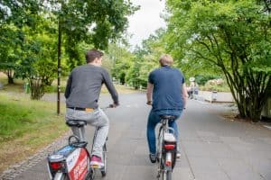 Zwei Studierende fahren mit dem Rad über den Campus der Ruhr-Universität Bochum.