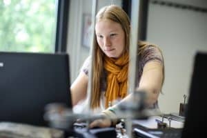Eine Maschinenbau-Studentin am Campus Bocholt der Westfälischen Hochschule.