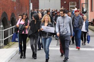 Studierende auf dem Campus der THGA